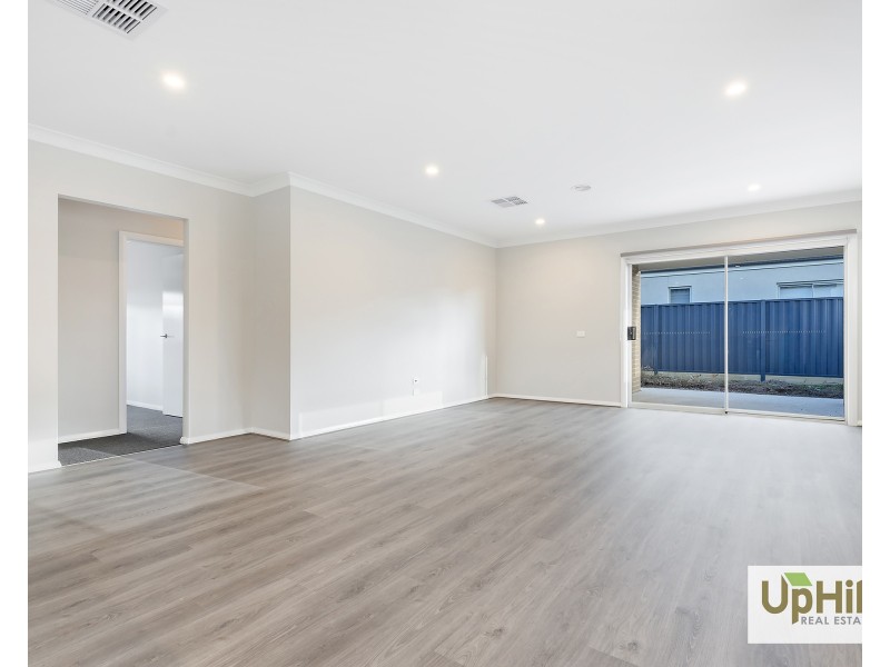 1 Clelland Way, Clyde North VIC 3978