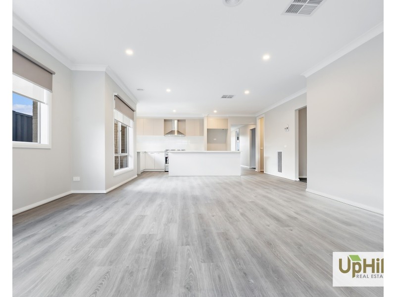 1 Clelland Way, Clyde North VIC 3978