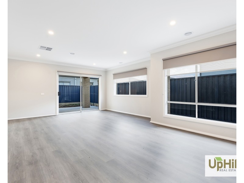 1 Clelland Way, Clyde North VIC 3978