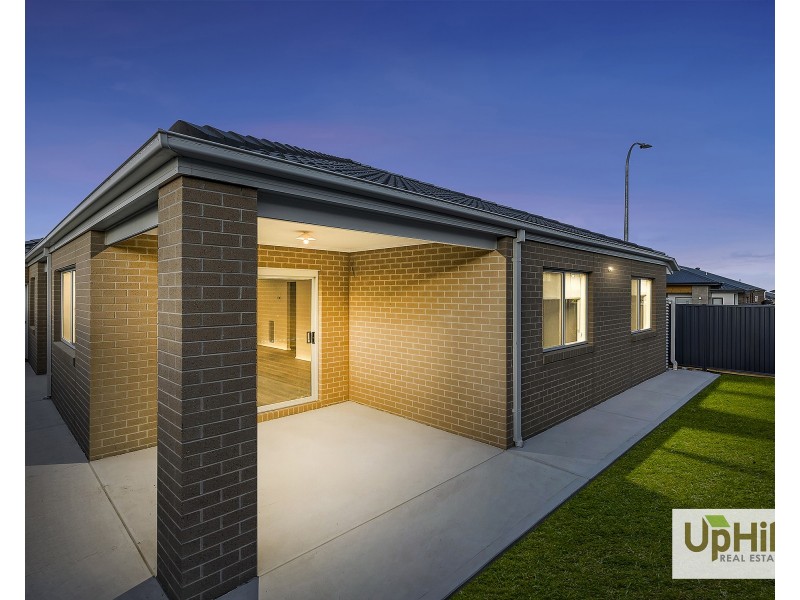 1 Clelland Way, Clyde North VIC 3978