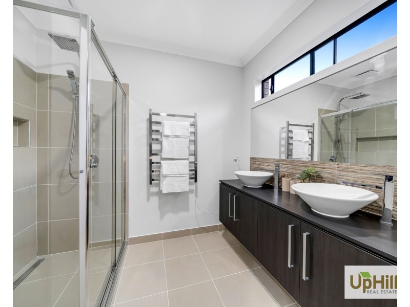 5 Fazeley Close, Clyde North VIC 3978