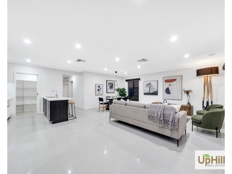 5 Fazeley Close, Clyde North VIC 3978