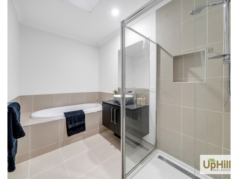 5 Fazeley Close, Clyde North VIC 3978