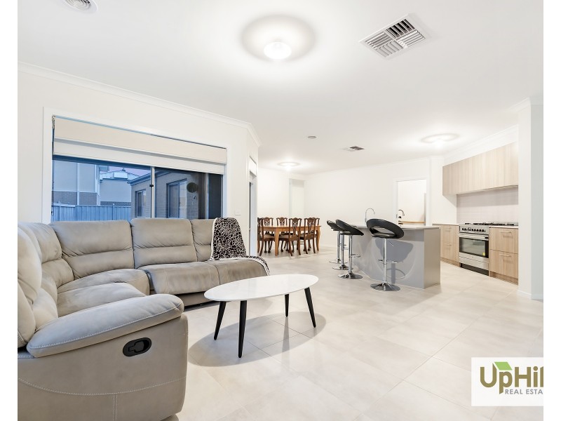 9 Leghorn Way, Clyde North VIC 3978