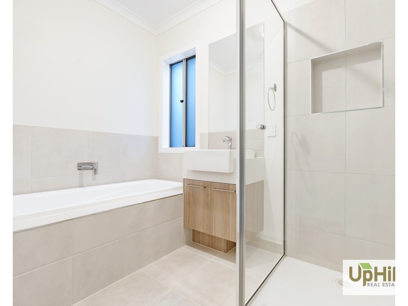 9 Leghorn Way, Clyde North VIC 3978