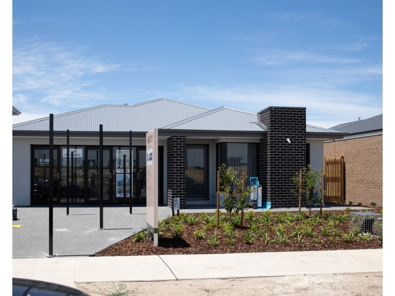 8 Baxter Street, Clyde North VIC 3978