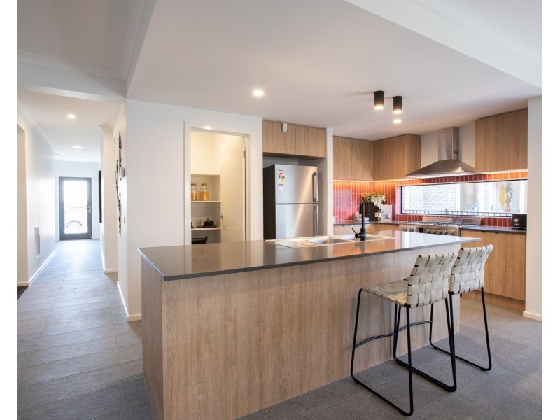 8 Baxter Street, Clyde North VIC 3978