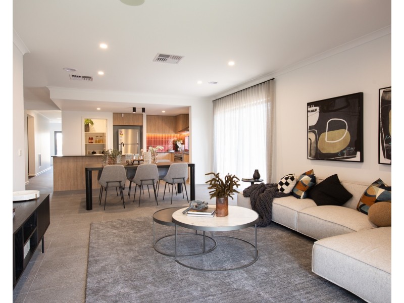 8 Baxter Street, Clyde North VIC 3978