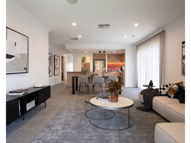 8 Baxter Street, Clyde North VIC 3978