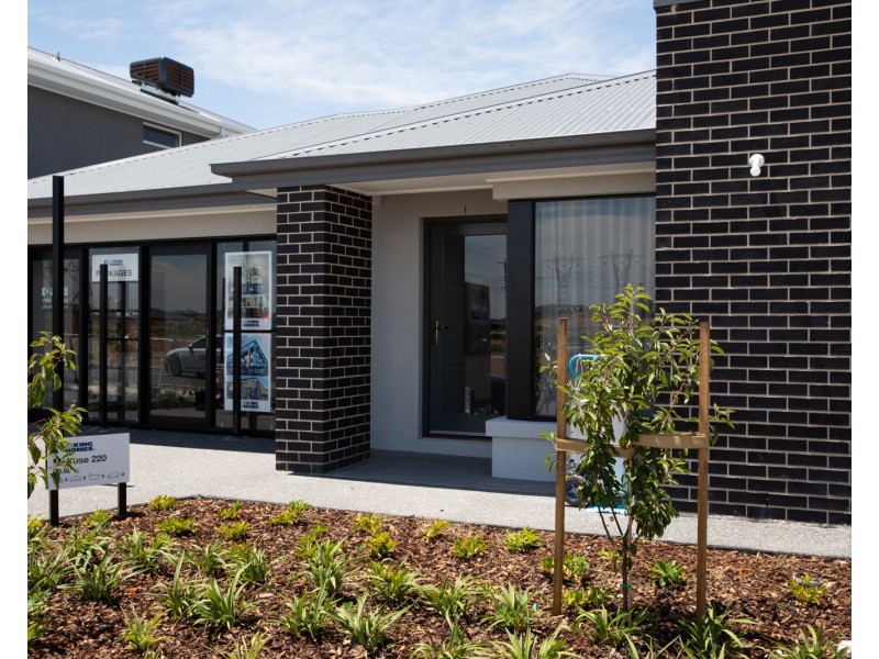 8 Baxter Street, Clyde North VIC 3978