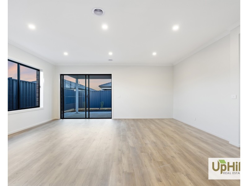 27 Cavern Boulevard, Clyde North VIC 3978