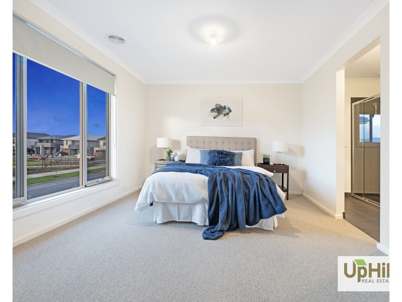 32 Burnbank Parade, Clyde North VIC 3978