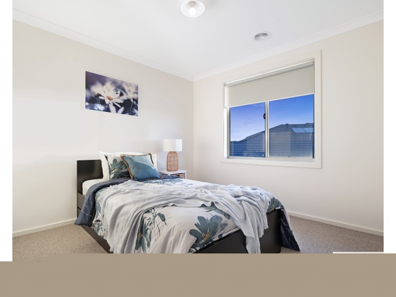 32 Burnbank Parade, Clyde North VIC 3978