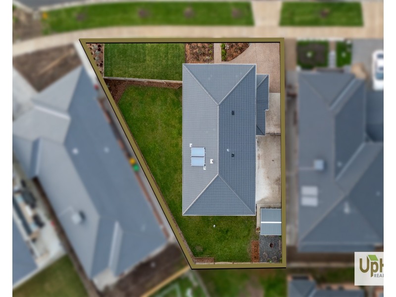 32 Burnbank Parade, Clyde North VIC 3978