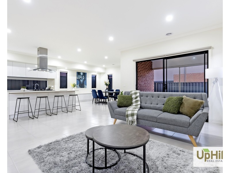 22 Portia Circuit, Clyde North VIC 3978