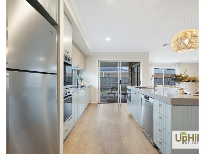 10 Baxter Street, Clyde North VIC 3978