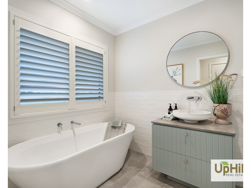 10 Baxter Street, Clyde North VIC 3978