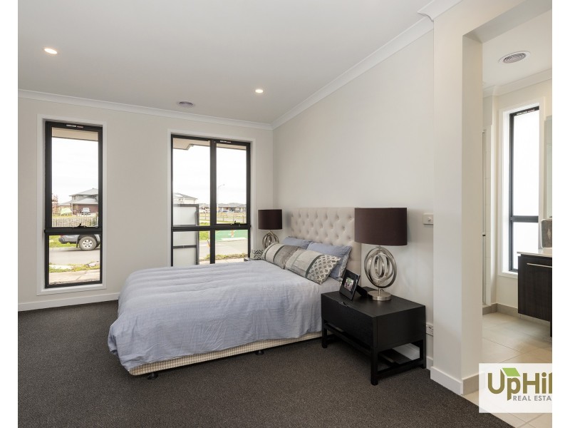 1 Villa Doria Drive, Clyde North VIC 3978