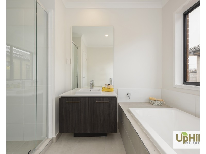 1 Villa Doria Drive, Clyde North VIC 3978