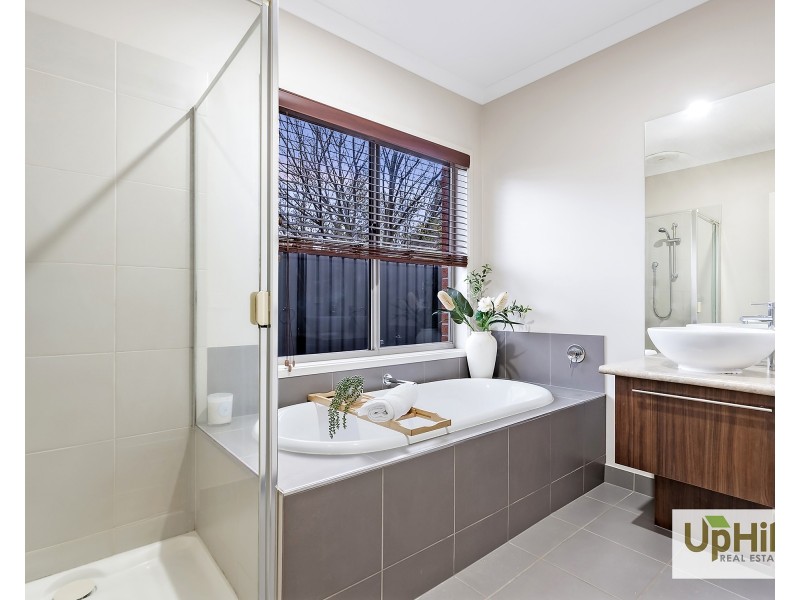 34 Mackillop way, Clyde North VIC 3978