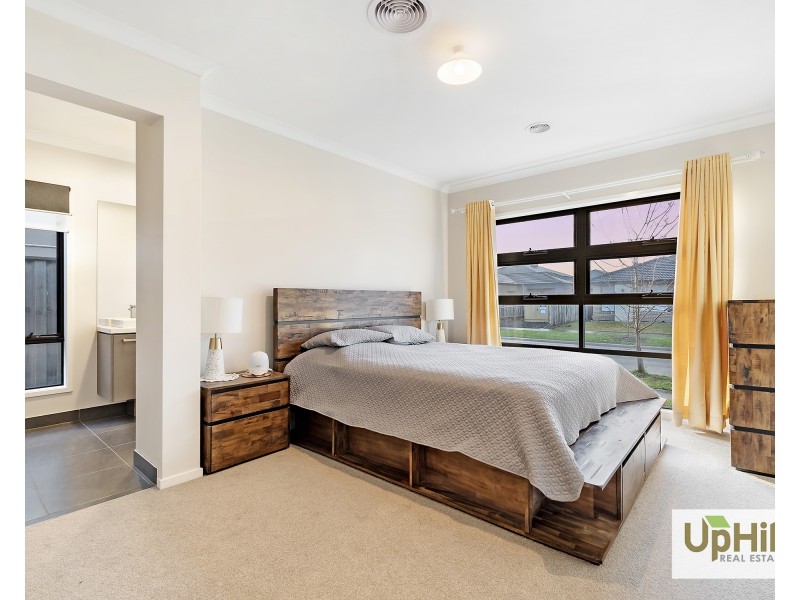 8 Charolais Way, Clyde North VIC 3978