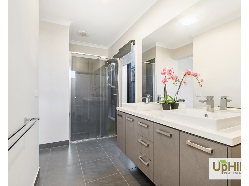 8 Charolais Way, Clyde North VIC 3978