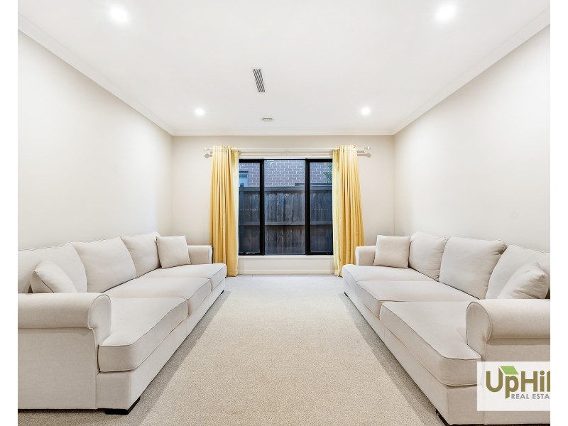 8 Charolais Way, Clyde North VIC 3978