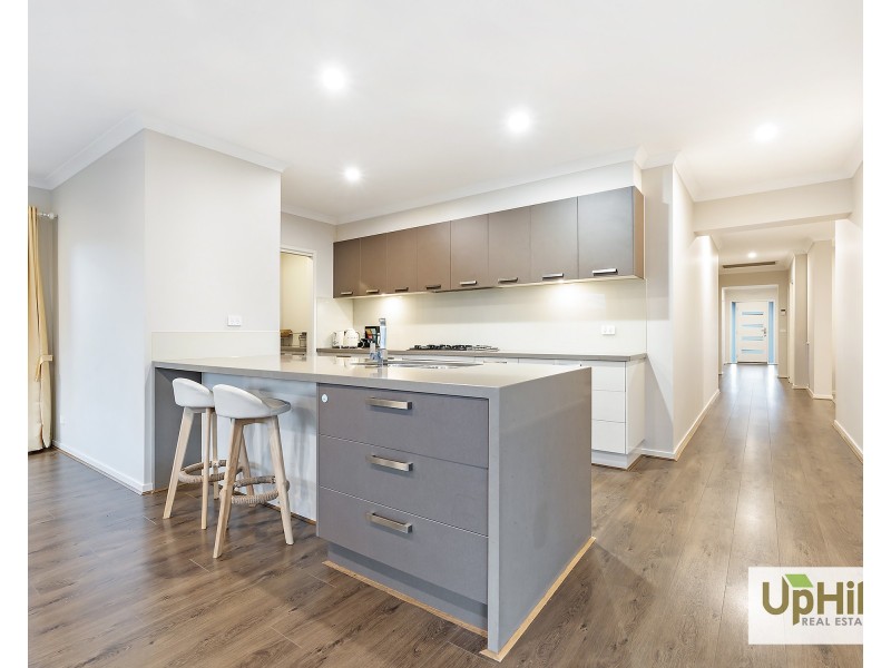 8 Charolais Way, Clyde North VIC 3978