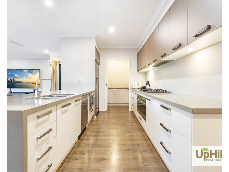 8 Charolais Way, Clyde North VIC 3978