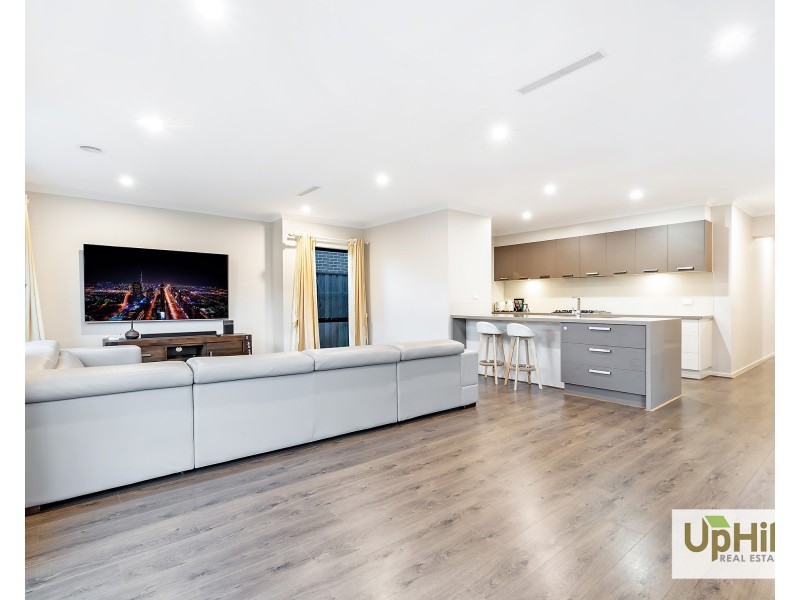 8 Charolais Way, Clyde North VIC 3978