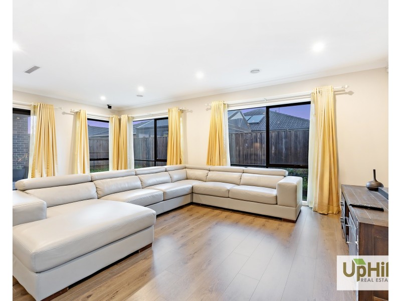 8 Charolais Way, Clyde North VIC 3978
