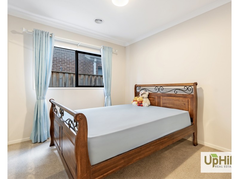 8 Charolais Way, Clyde North VIC 3978
