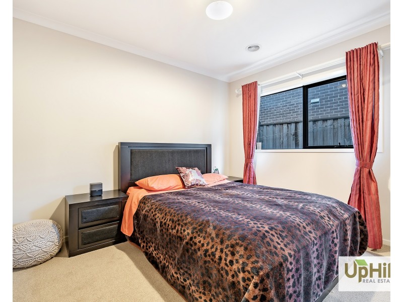 8 Charolais Way, Clyde North VIC 3978