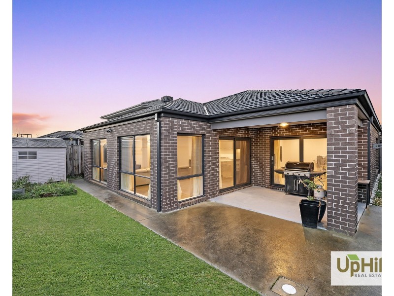 8 Charolais Way, Clyde North VIC 3978