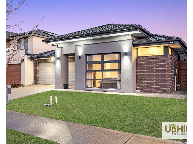 8 Charolais Way, Clyde North VIC 3978