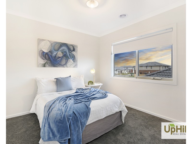 17 Clelland Way, Clyde North VIC 3978