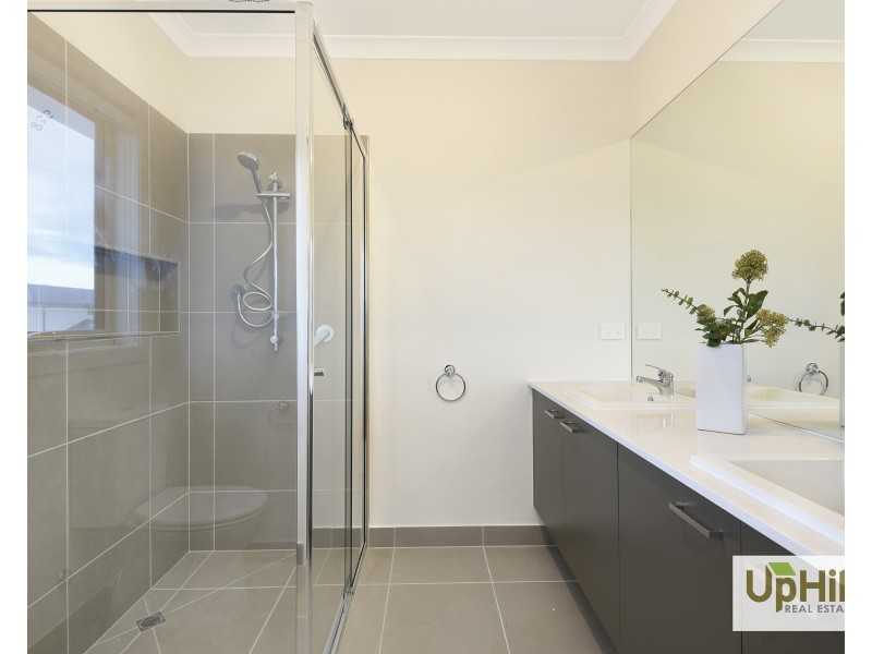 17 Clelland Way, Clyde North VIC 3978