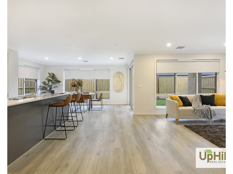 17 Clelland Way, Clyde North VIC 3978