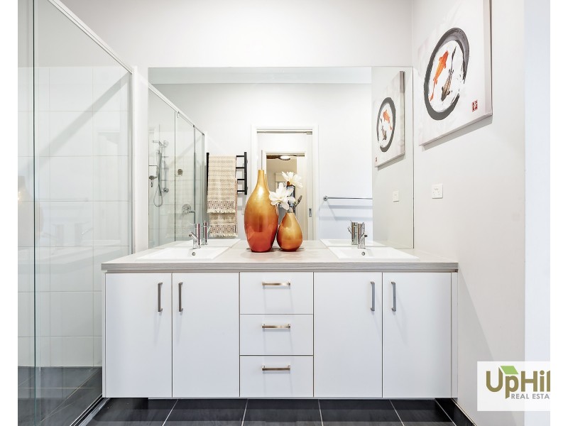 4 Esk Street, Clyde North VIC 3978