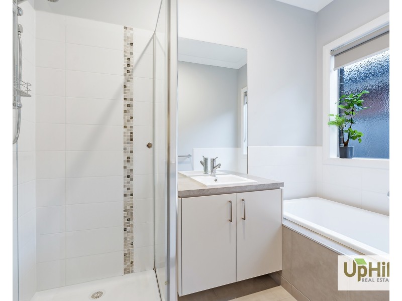 4 Esk Street, Clyde North VIC 3978