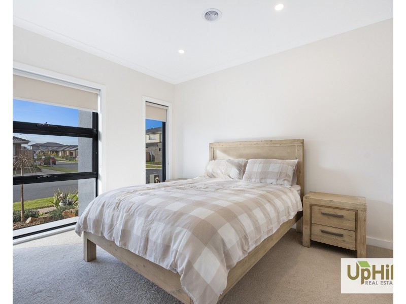8 Pesaro Street, Clyde VIC 3978