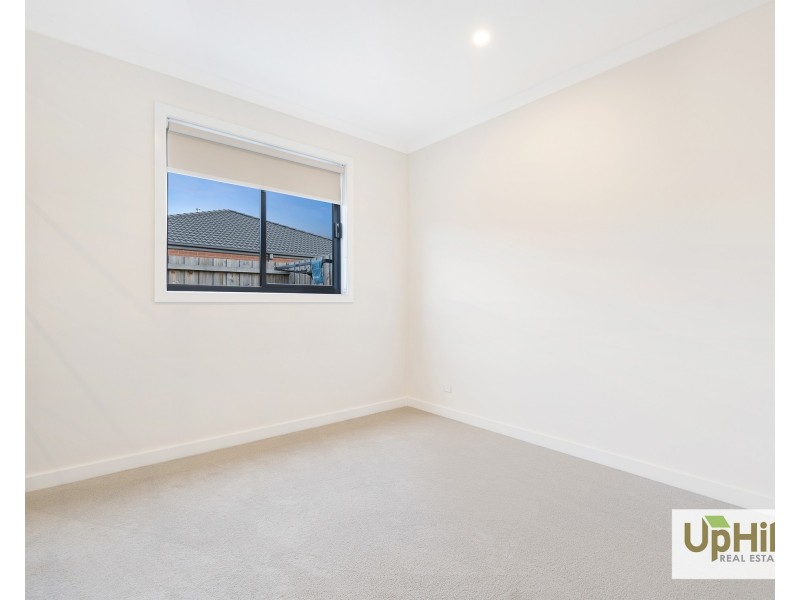 8 Pesaro Street, Clyde VIC 3978