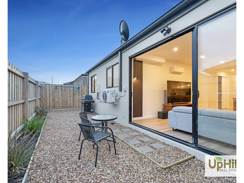 8 Pesaro Street, Clyde VIC 3978