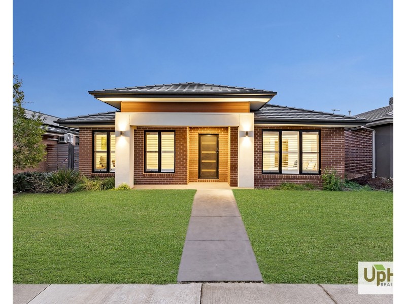 8 Enchantment Way, Clyde VIC 3978