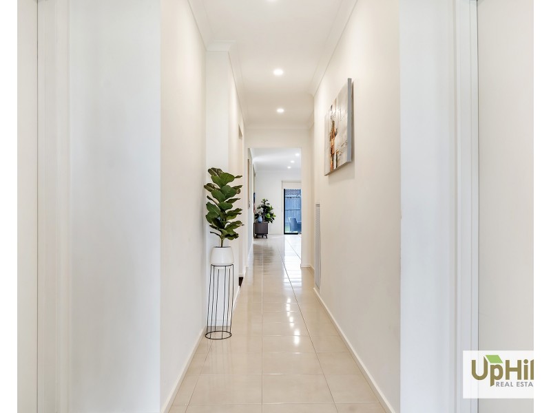 8 Enchantment Way, Clyde VIC 3978