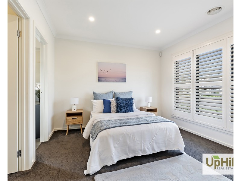 8 Enchantment Way, Clyde VIC 3978