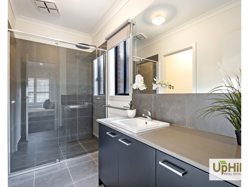 8 Enchantment Way, Clyde VIC 3978