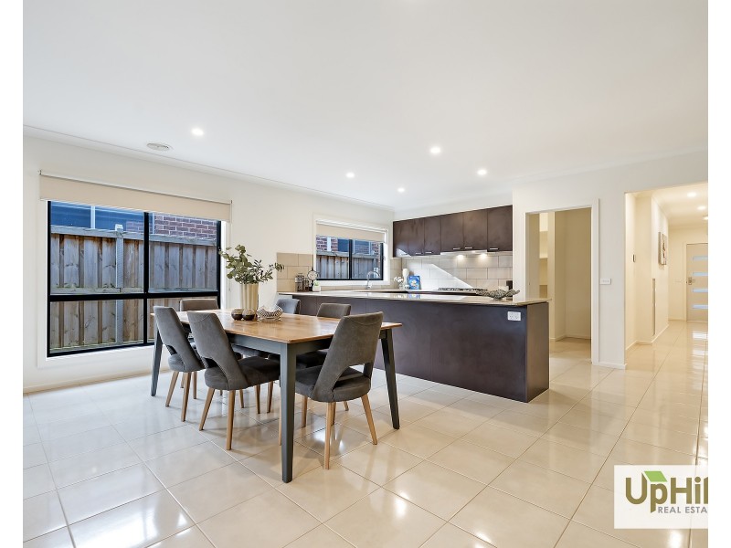 8 Enchantment Way, Clyde VIC 3978