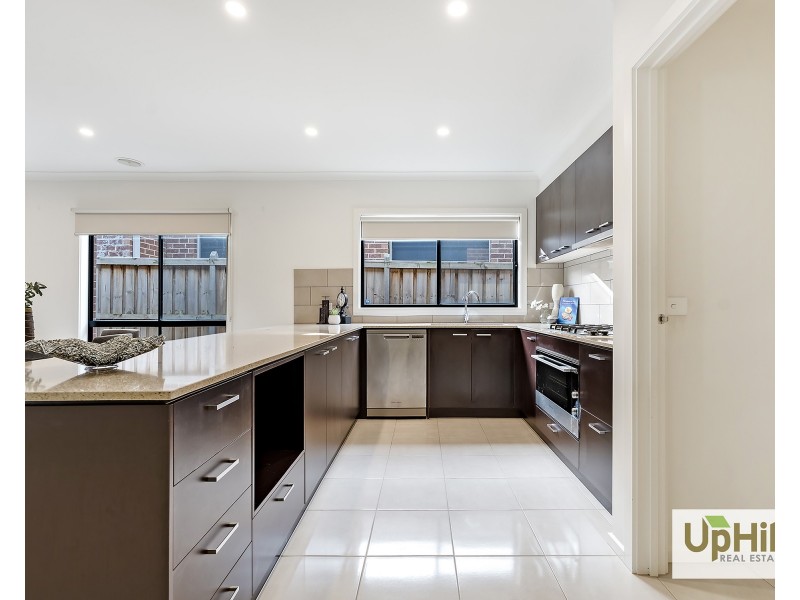 8 Enchantment Way, Clyde VIC 3978