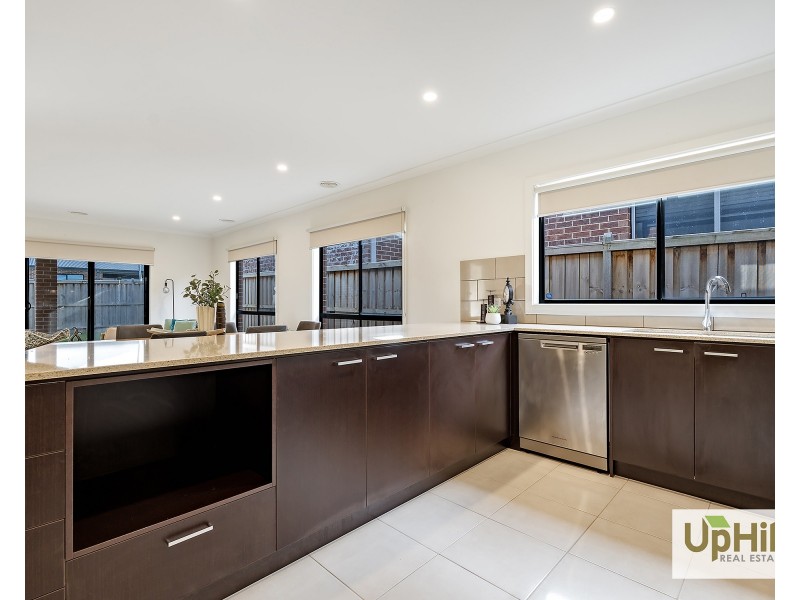 8 Enchantment Way, Clyde VIC 3978